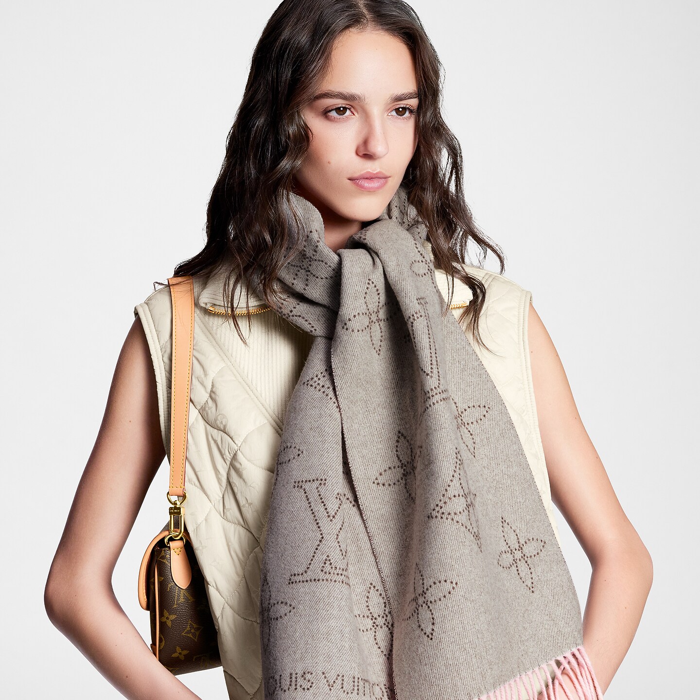 ハイブランドおすすめカシミヤマフラー8選！コーデや洗い方も紹介